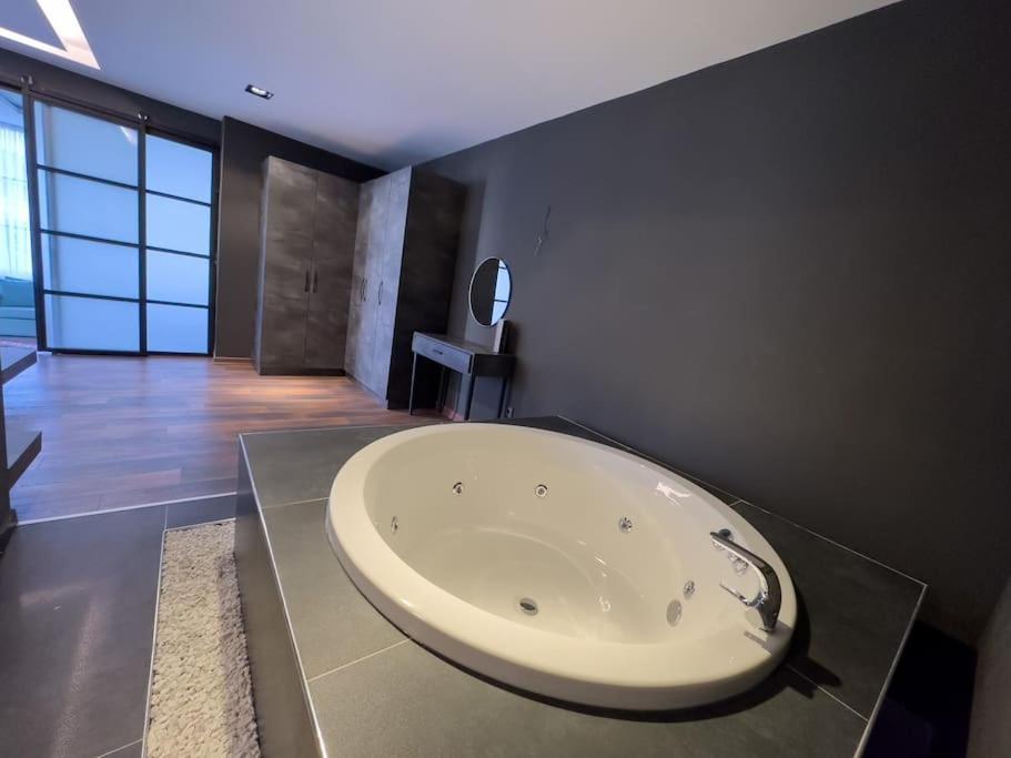101- Garden, Jacuzzi, Spacious, Luxury House Daire